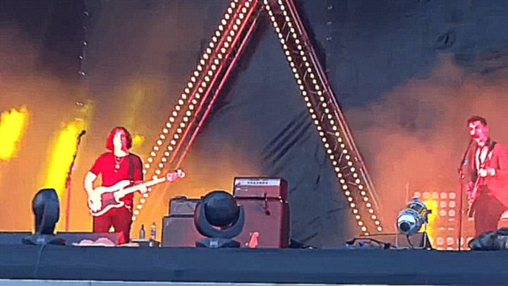 Музыкальный видеоклип Arctic Monkeys - Old Yellow Bricks @ Субботник | Фестиваль | 2013 