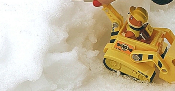 Крепыш борется со снежным завалом. Щенячий патруль откапывает школу Свинки Пеппы 