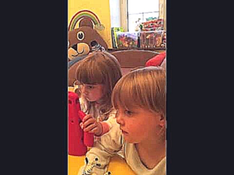 Доченьки Рианна и Кристина поют песню из любимого мультика 