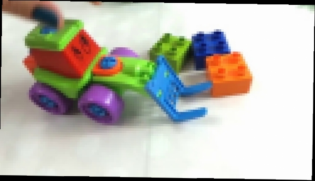 Экскаватор и погрузчик строят башню Лего. Учим цвета с рабочими машинами. Развивающий мультфильм 