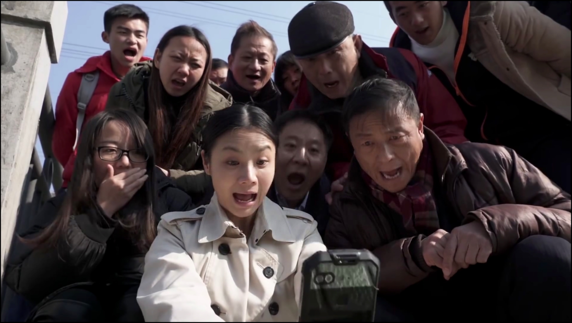 Самая смешная реклама из Китая: Муж в смартфоне 
