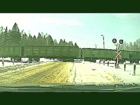 Поезд сбил машину прямо на переезде 