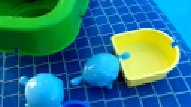 Развивающий мультфильм для малышей с игрушками для ванной. Маленькие звери катаются на лодочках 