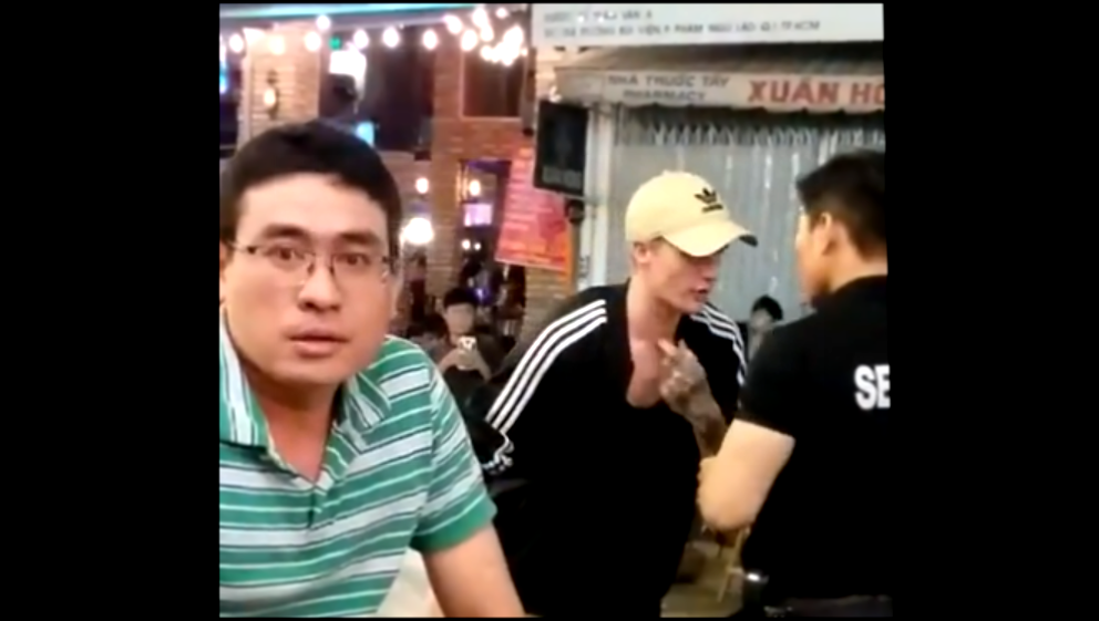 Музыкальный видеоклип Наглое поведение иностранца во Вьетнаме или когда не стоит докапываться до охранника 