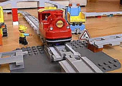 Экскаватор и грузовик строят перекрёсток для поездов 