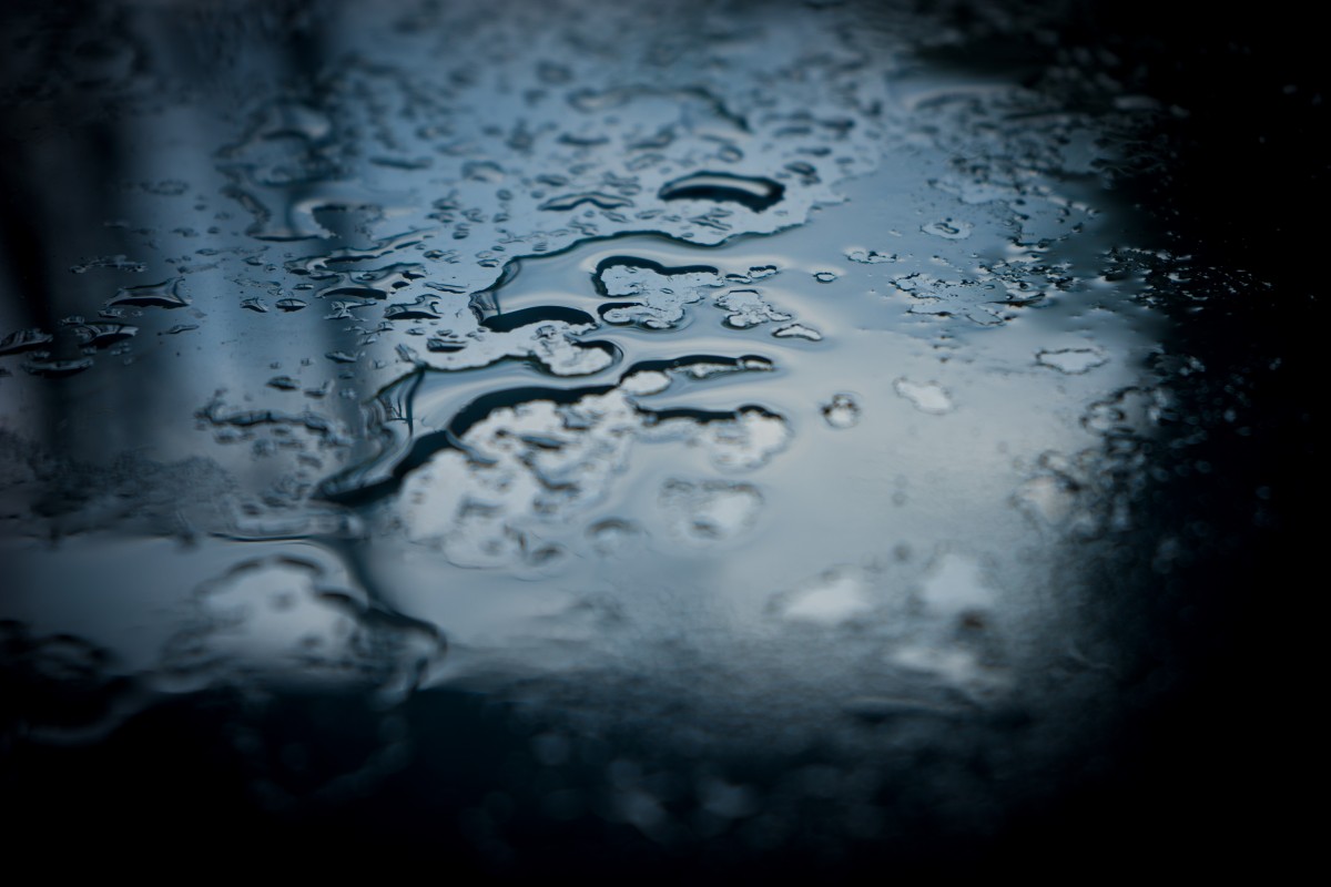 Дождь идёт за окном фото Белые тени