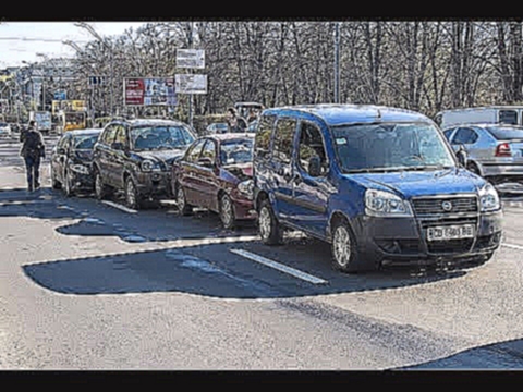 В Киеве четыре машины устроили "паровозик" 