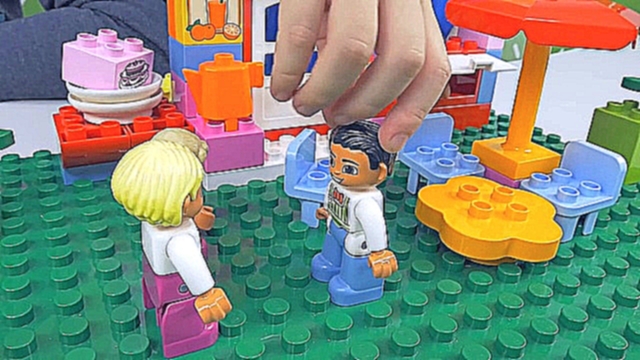 ЛЕГО КАФЕ для самых маленьких. Видео для детей с Даником и мамой. LEGO DUPLO CAFE 10587 