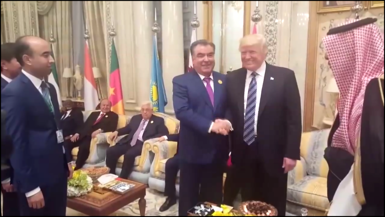 Музыкальный видеоклип Президент Таджикистана Эмомали Рахмон победил Трампа в рукопожатии 