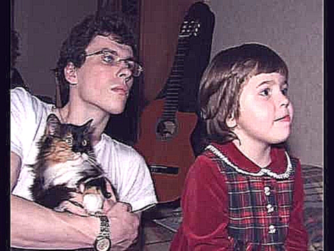 Кошка Муся смотрит мультфильм Том и Джерри 