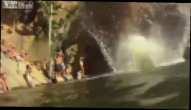 Музыкальный видеоклип Парень неудачно прыгнул со скалы в воду 
