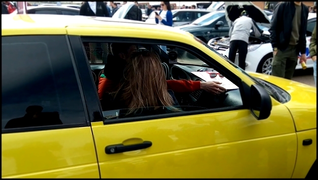 Музыкальный видеоклип Басы в машине растрепали девушке волосы 