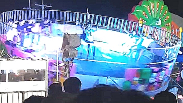 Музыкальный видеоклип Парень стоит на карусели 