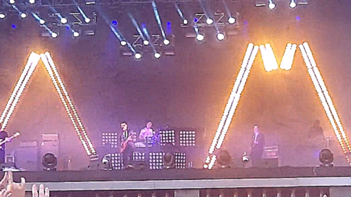 Музыкальный видеоклип Arctic Monkeys - Do I Wanna Know @ Субботник | Фестиваль | 2013 