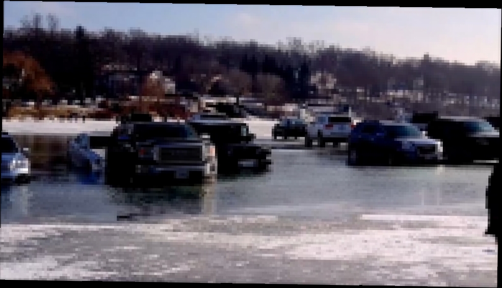 Музыкальный видеоклип США. Парковка автомобилей утонула в озере (06.02.2016 г.) 