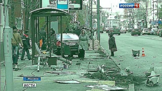 В центре Москвы "Мерседес" врезался в автобусную остановку 