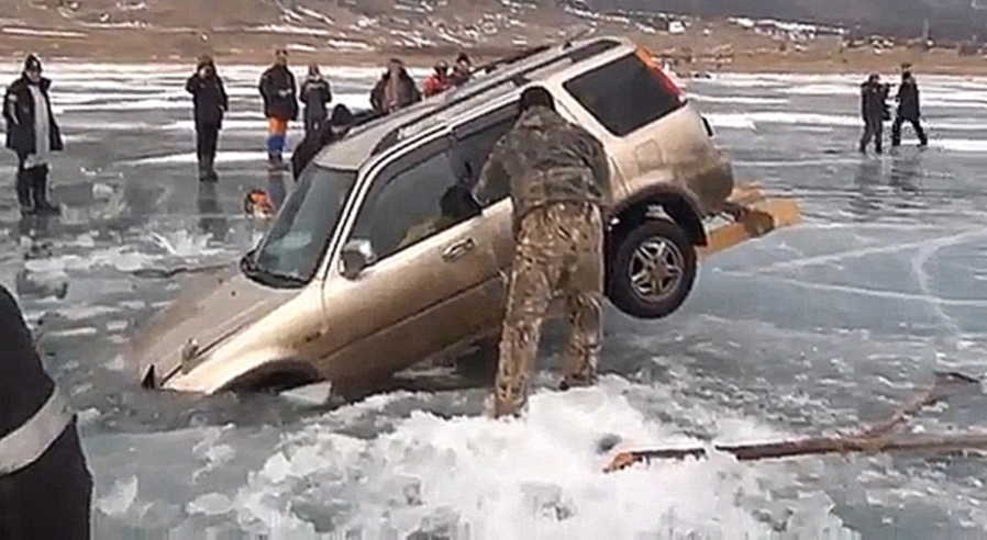 Музыкальный видеоклип Мужики голыми руками достали машину из под льда 
