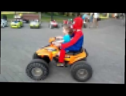 Spiderman Яна и Человек Паук катаются на квадроцикле играют в парке ловят рыбок 
