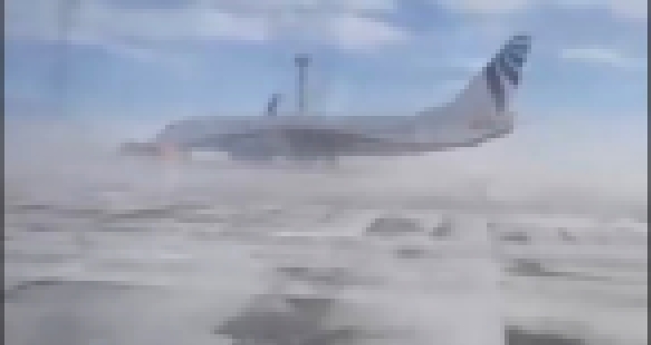 Музыкальный видеоклип Самолет сдувает в аэропорту Норильска 