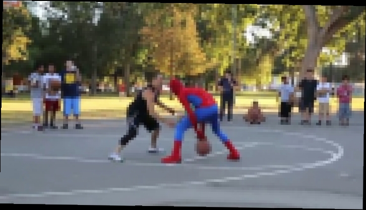 Человек-паук играет в баскетбол 