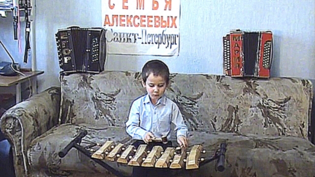 Музыкальный видеоклип Во поле берёзка стояла Играет на дровах Алексеев Король_480p 