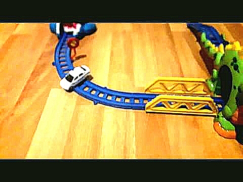 поезд игрушечной железной дороги сбил машину ДПС 