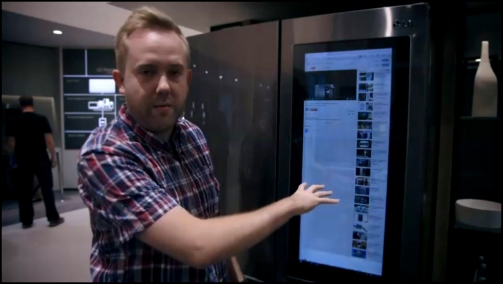 Смарт-холодильник с 29-дюймовым дисплеем 