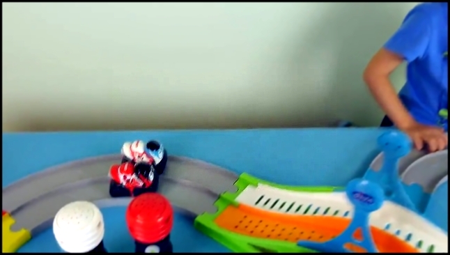 Музыкальный видеоклип Мотоциклы для детей с треком - Играем с Даником  в гонки. Весёлое видео для детей 