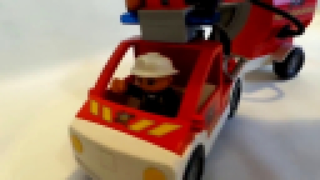 Пожарная машина спешит на вызов в городе Лего. Мультфильм про машинки. 