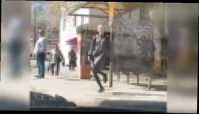 Музыкальный видеоклип Девушка коротает время в ожидании автобуса 