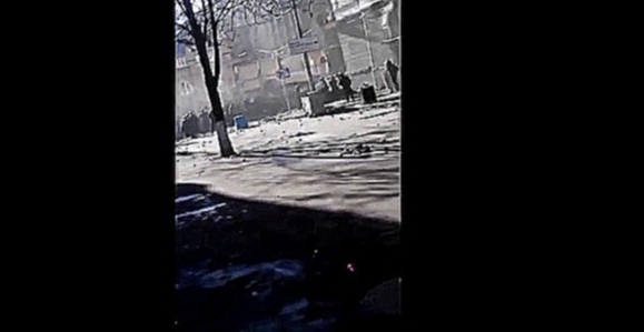 Музыкальный видеоклип   Шокирующее видео: неизвестный на грузовике давит бойцов «Беркута»   