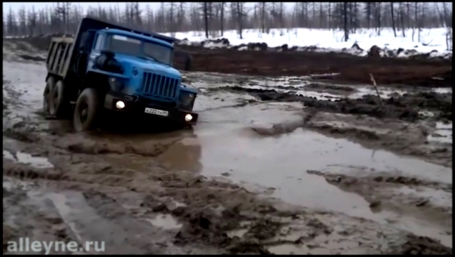 RUSSIAN TRUCKS IN THE MUD. OFF-ROAD MADNESS. 