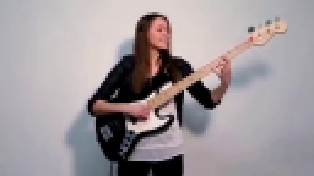 Музыкальный видеоклип Девушка играет на басу 