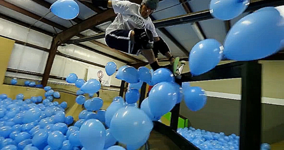 Скейтбордист и 5001 воздушный шарик 