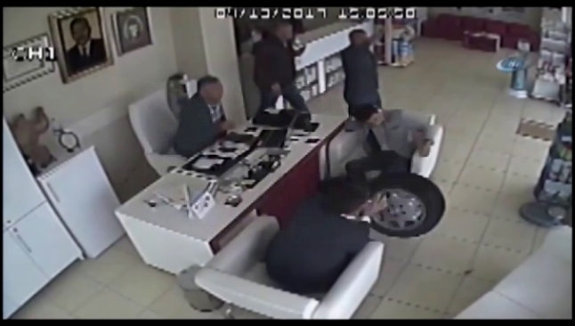 Музыкальный видеоклип Колесо влетело в аптеку и ударило двух мужчин 