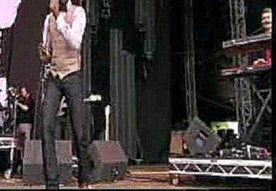 Музыкальный видеоклип Aloe Blacc 'I Need A Dollar' At V Festival 2011 