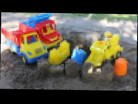 Машинки строят крепость из песка - мультфильмы про машинки для детей 