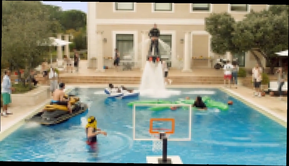 Баскетбол в бассейне. Реклама для Евролиги 