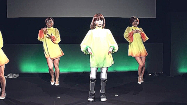 Робот-девушка поет и танцует на сцене 