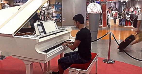 Музыкальный видеоклип Сыграл на пианино в аэропорту ► Yiruma - River Flows in You 
