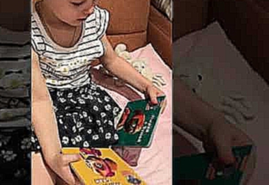 Алисочке 4 годика 1 месяц читает книгу Щенячий патруль Ныряй с Зумой 