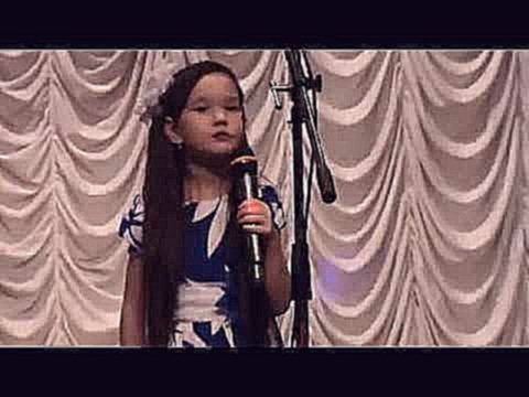 Музыкальный видеоклип Роксана поет песню про маму 