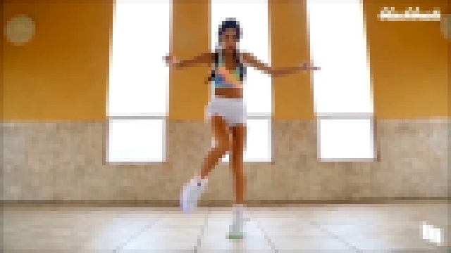 Музыкальный видеоклип Девочка отлично танцует, тащится,  под хорошую музыку . Всё по кайфу. 