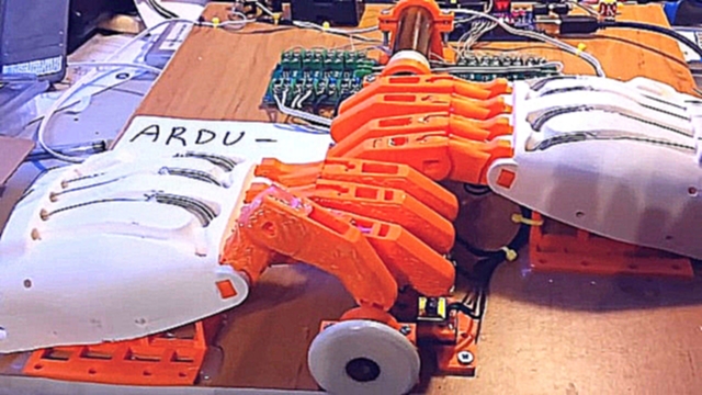 Робот с 3D-печатными руками e-NABLE играет на волынке 