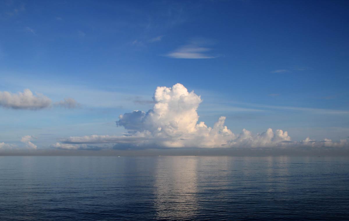 Небо над нами слушать. Море облаков. Красивые облака. Небо море облака. Облака над морем.