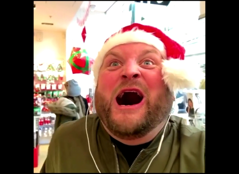 Музыкальный видеоклип Рождественское пение в наушниках 