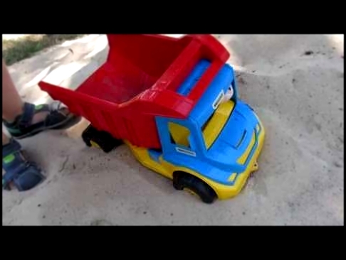 Мультики Мультфильмы для детей Про машинки Трактор спасает грузовик Новые мультики 