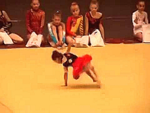Маленкая девочка танцует супер!4 лет 