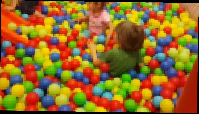 ✿ ВЛОГ Арсения: Мини парк развлечений для детей - Поиграем в парке с мячиками 