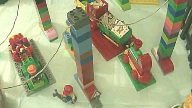 Ремонт товарного поезда в городе Лего 